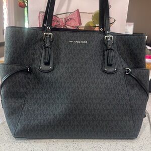 🖤Michael Kors Voyager Signature Tote- Black